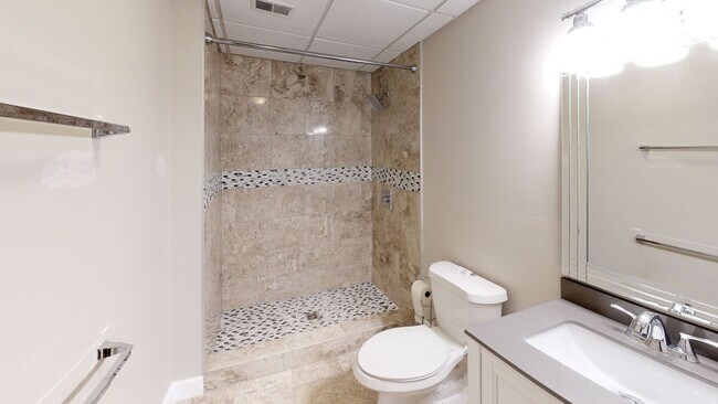 Building Photo - 3 bedroom/ 2 bath at University Towers - R...