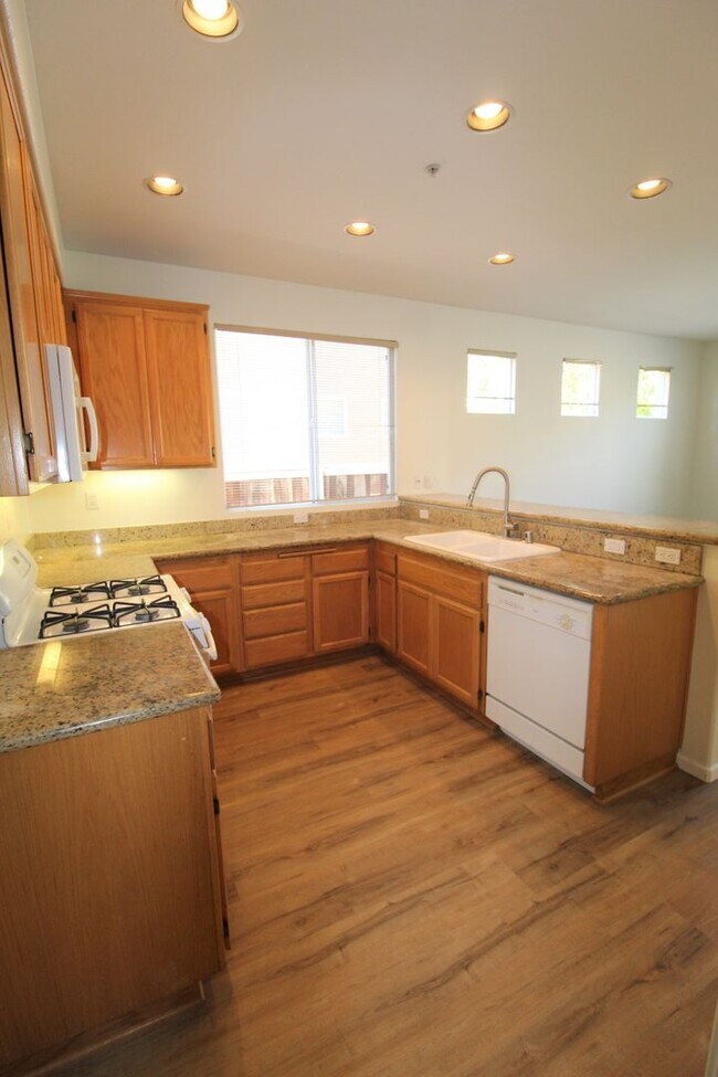 Building Photo - Large Ventura Home with Community Pool