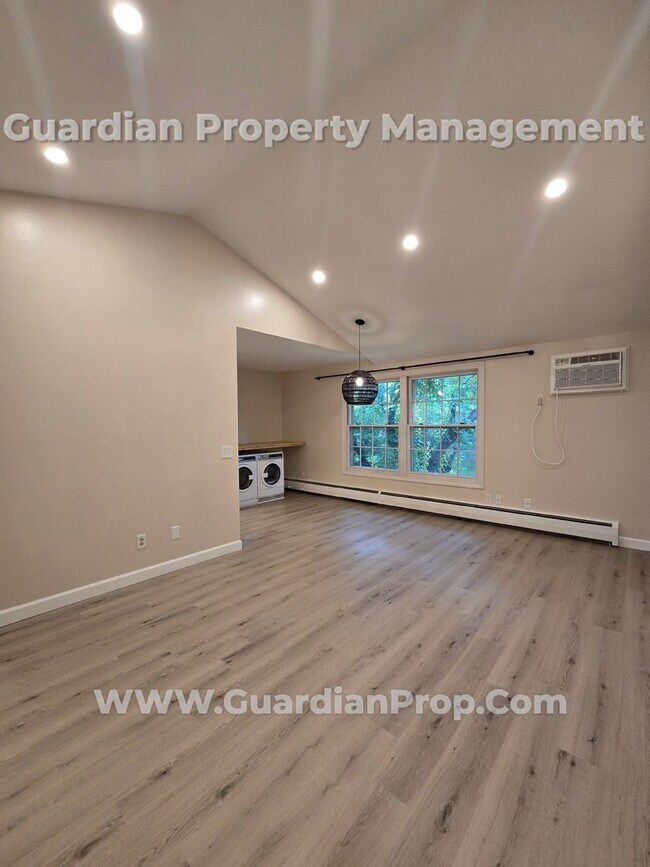 Building Photo - Move-in special! Reduced security deposit....