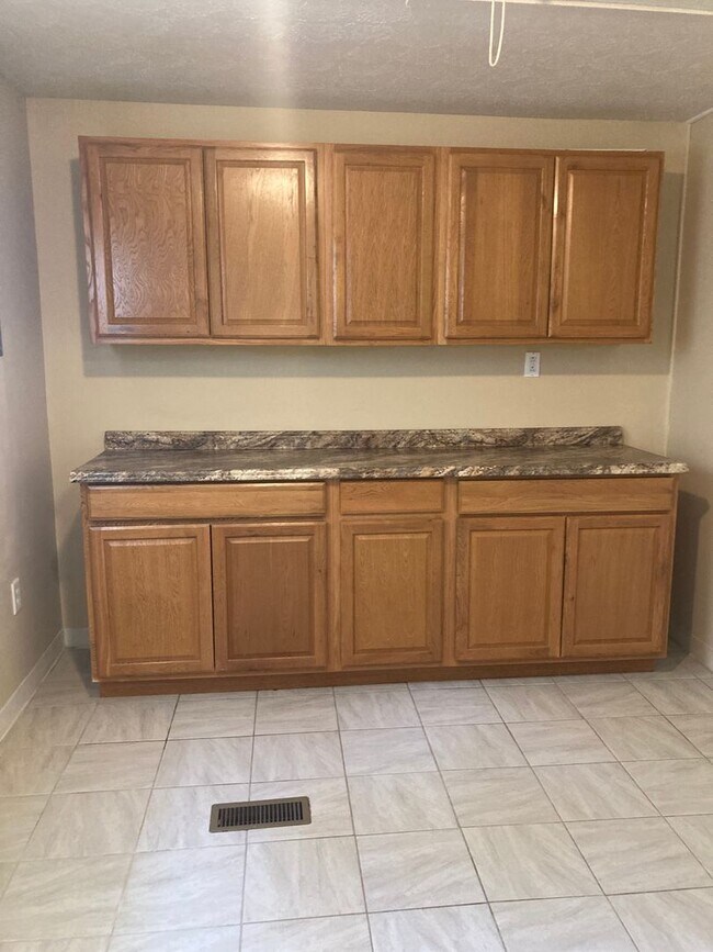 Building Photo - Must See! Large 3 Bedroom, 2 Bath Ranch Ho...