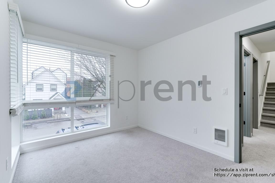 Building Photo - 539 S Cloverdale St