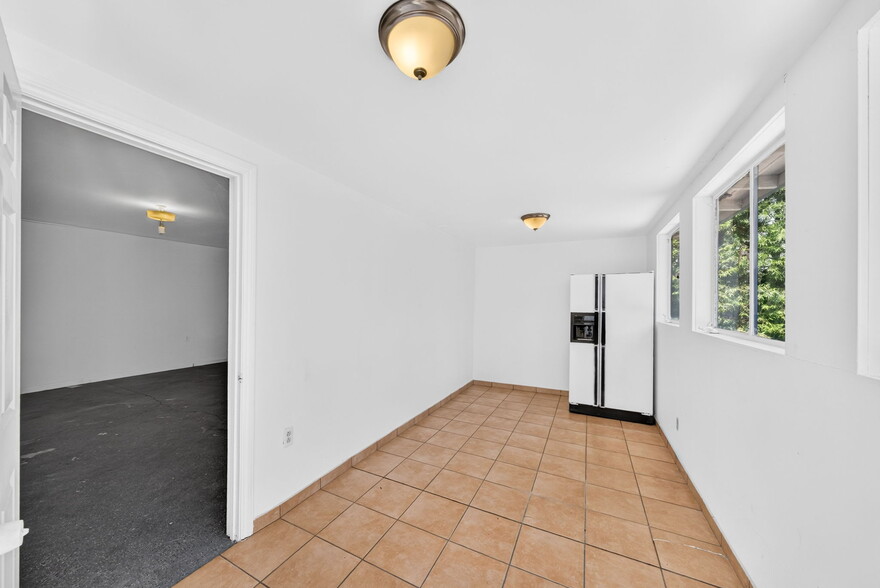 Building Photo - 10817 Charnock Rd