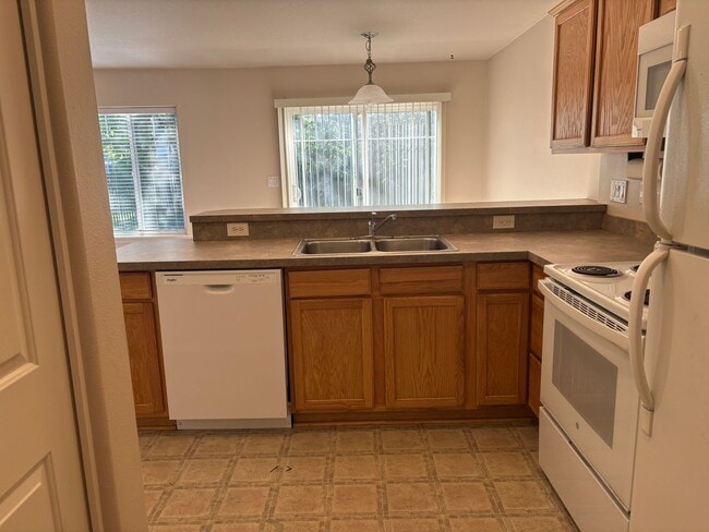 Building Photo - 3 Bedroom 2.5 Bath Two Story Duplex