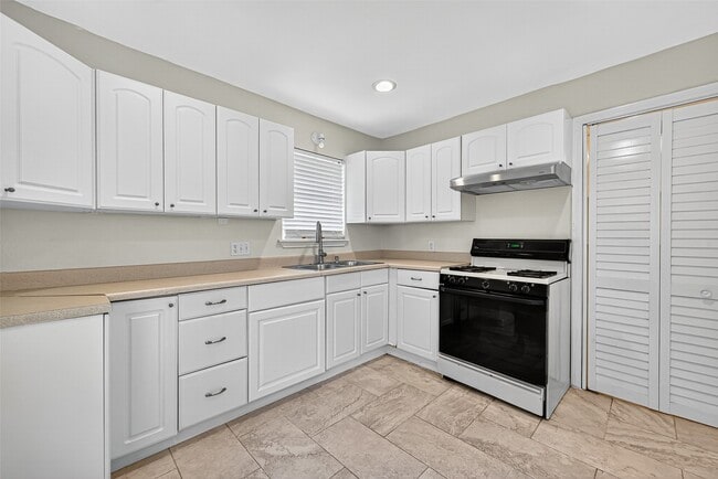 Building Photo - 1111 Choate Cir