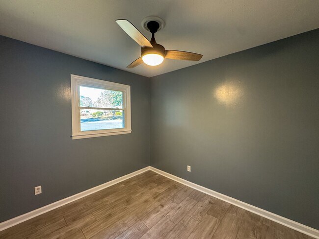 Building Photo - Charming 3 Bed 1.5 Bath Home with Flex Room