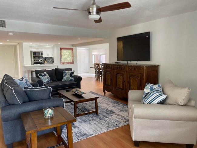 Building Photo - 1660 12 Oaks Way