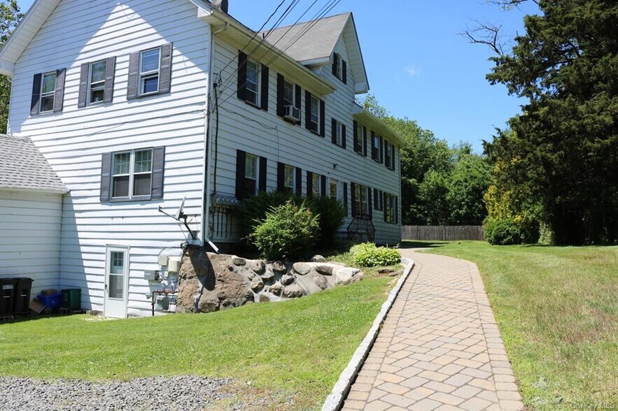 Primary Photo - 2 Pelham Ave