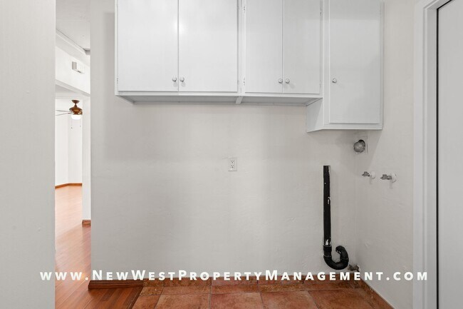 Building Photo - Recently Renovated University Heights 2 Bed 1 Bath with 2 off-street parking spaces! Pet OK!
