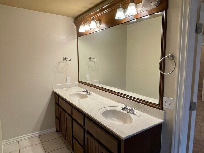 Building Photo - Great 4 Bed In Edmond Schools!!