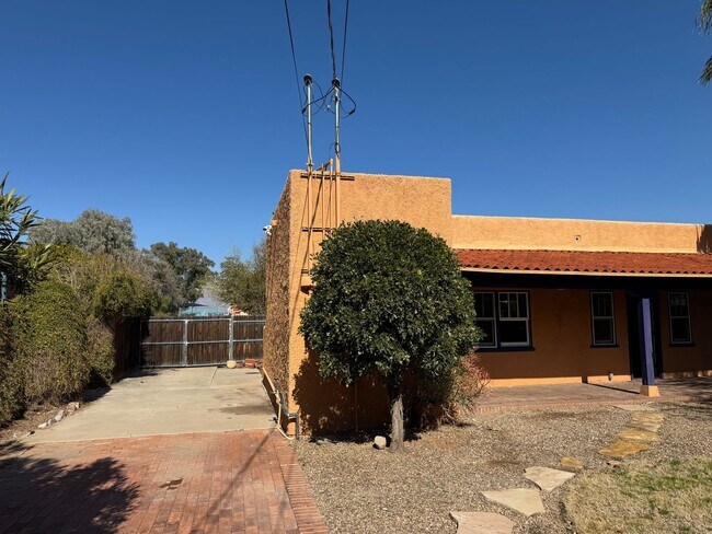 Building Photo - COMING SOON! Charming Mid-Town 3 Bedroom 2 Bath Main House!