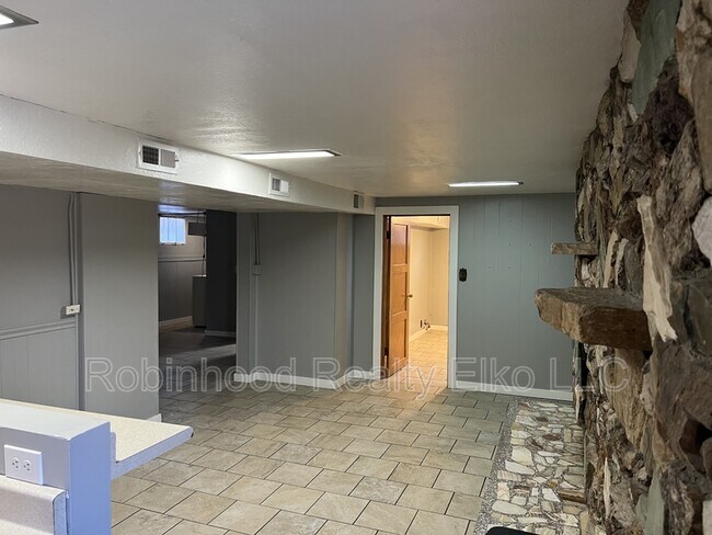 Building Photo - 272 W Cedar St