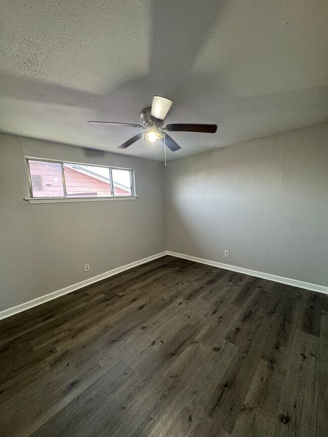 Building Photo - Charming Updated Duplex