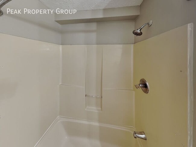 Building Photo - 77 1/2 E. 7th Avenue-