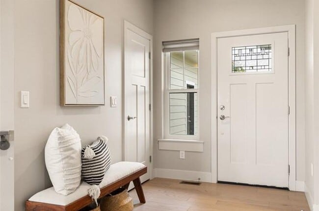 Building Photo - 4 Bed / 3 Bath Home in Silver Creek Estates (West End)