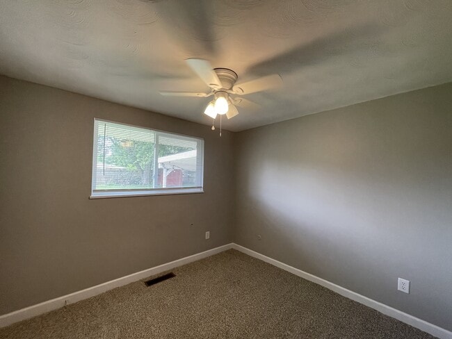 Building Photo - 1377 S Maple Ave
