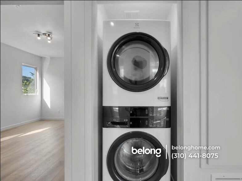 Building Photo - 414 S Ave 56