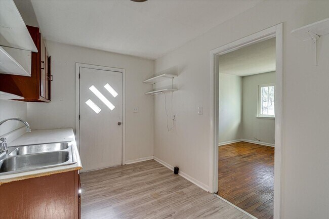 Building Photo - 1002 Belmeade Ave