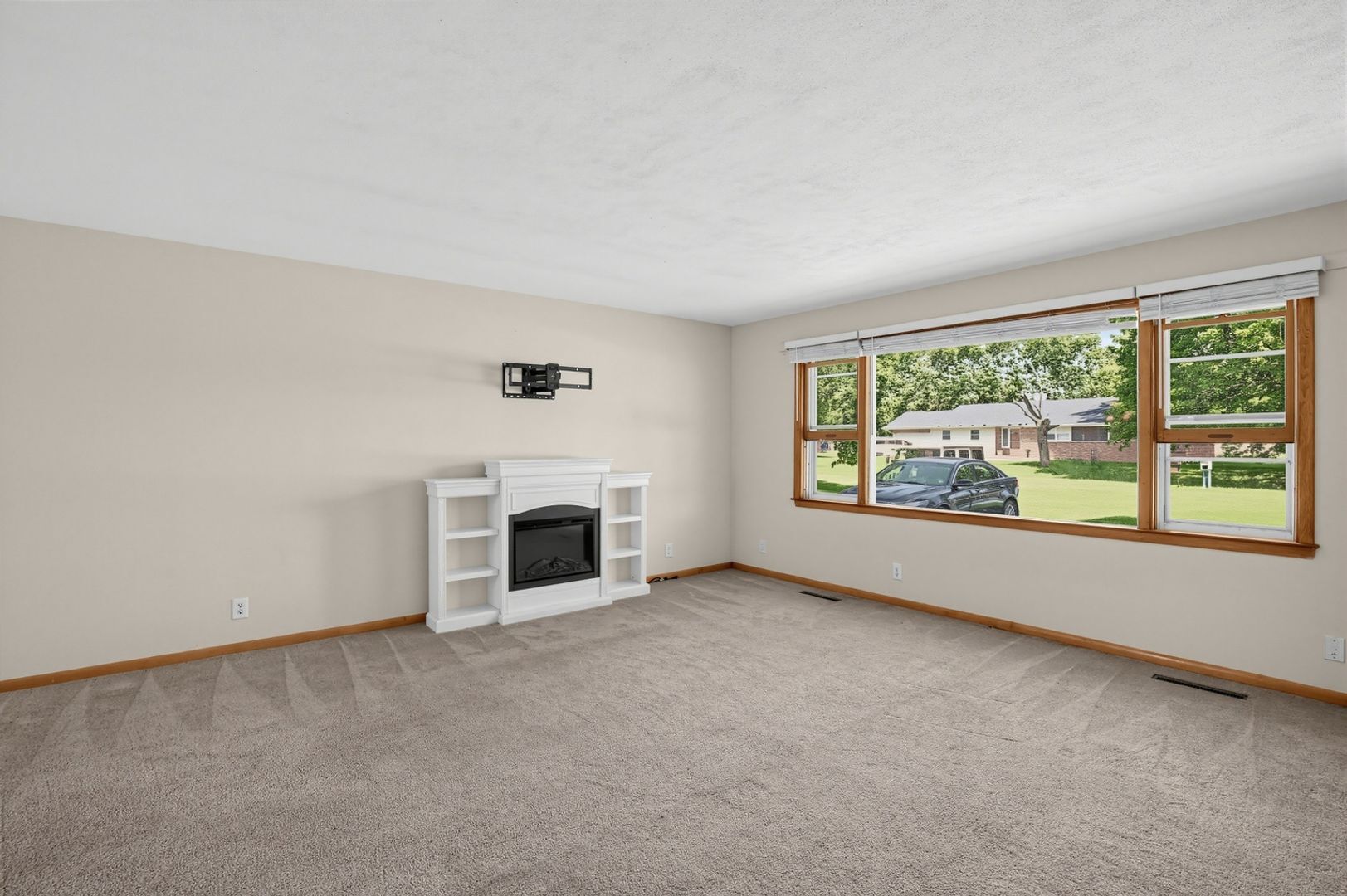 Building Photo - 3012 S Lilac Rd