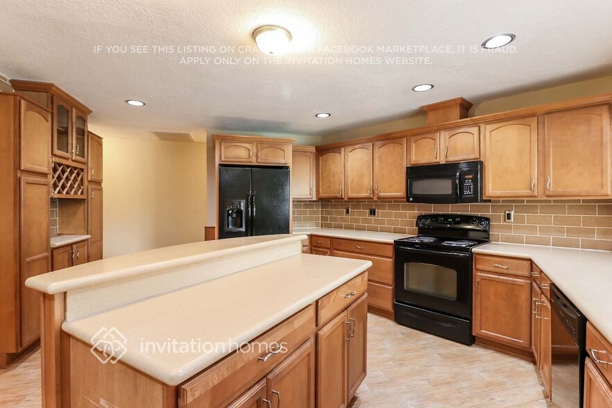Building Photo - 5461 Oakridge Dr