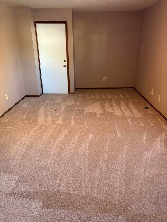 Building Photo - 2232 Nuttman Ave