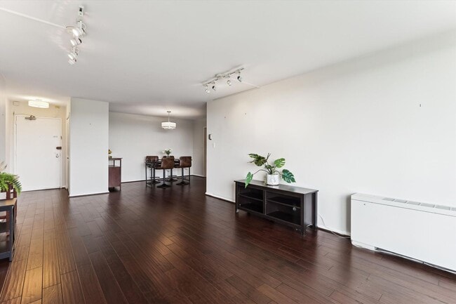 Building Photo - Great 2 Bedroom 2 Bath in Van Ness DC!