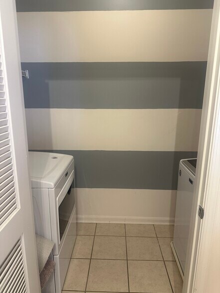 Seperate laundry room off kitchen - 4860 Eisenhower Ave
