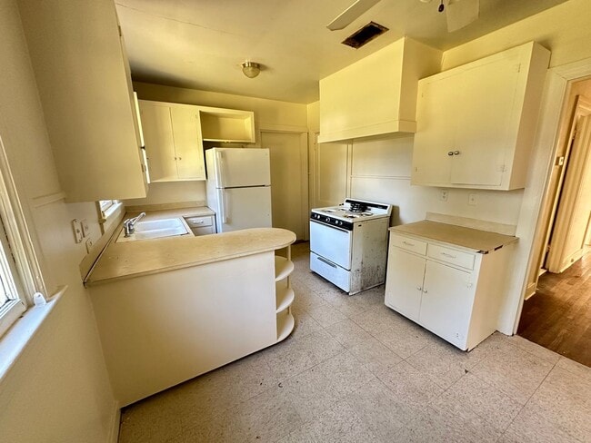 Building Photo - 2 bed home!