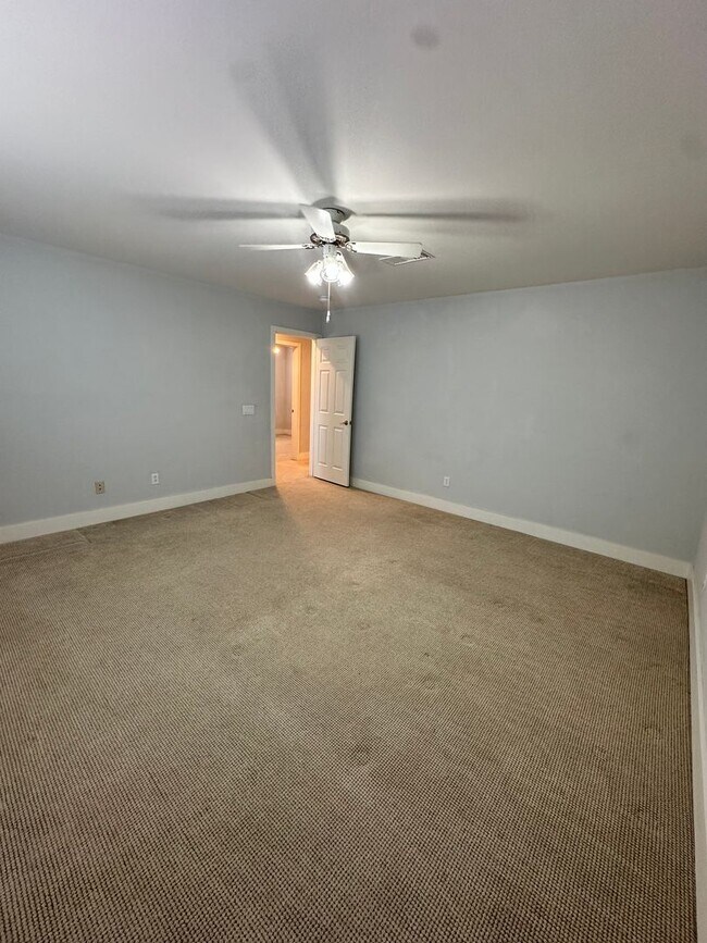 Building Photo - Spacious Living with Room to Grow