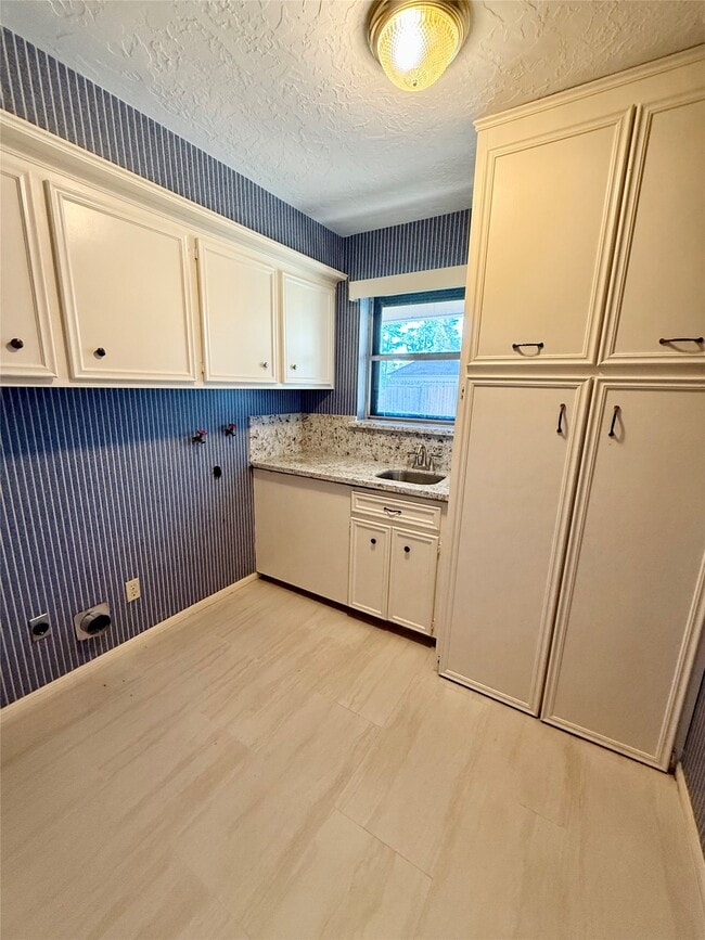 Building Photo - 16711 Sir William Dr