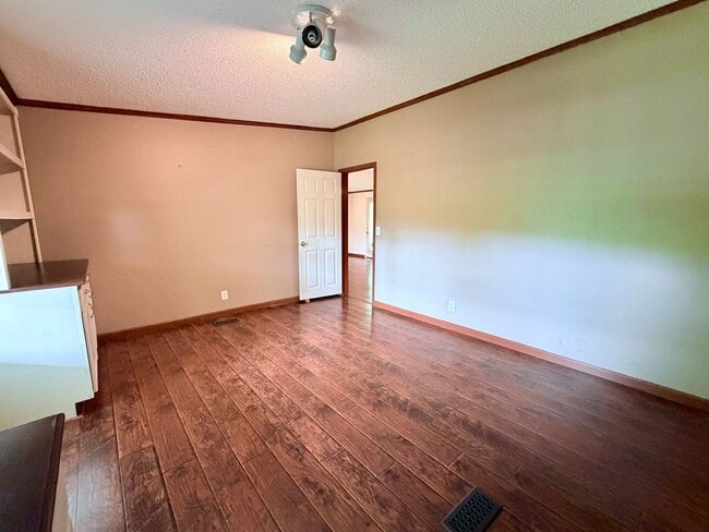 Building Photo - Secluded 3-Bedroom with Wrap-Around Porch -- Jonesborough