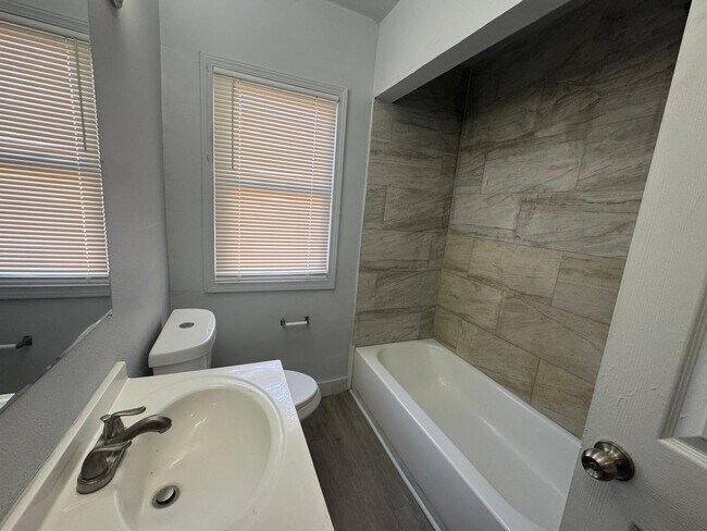 Building Photo - 15018 Pinehurst St