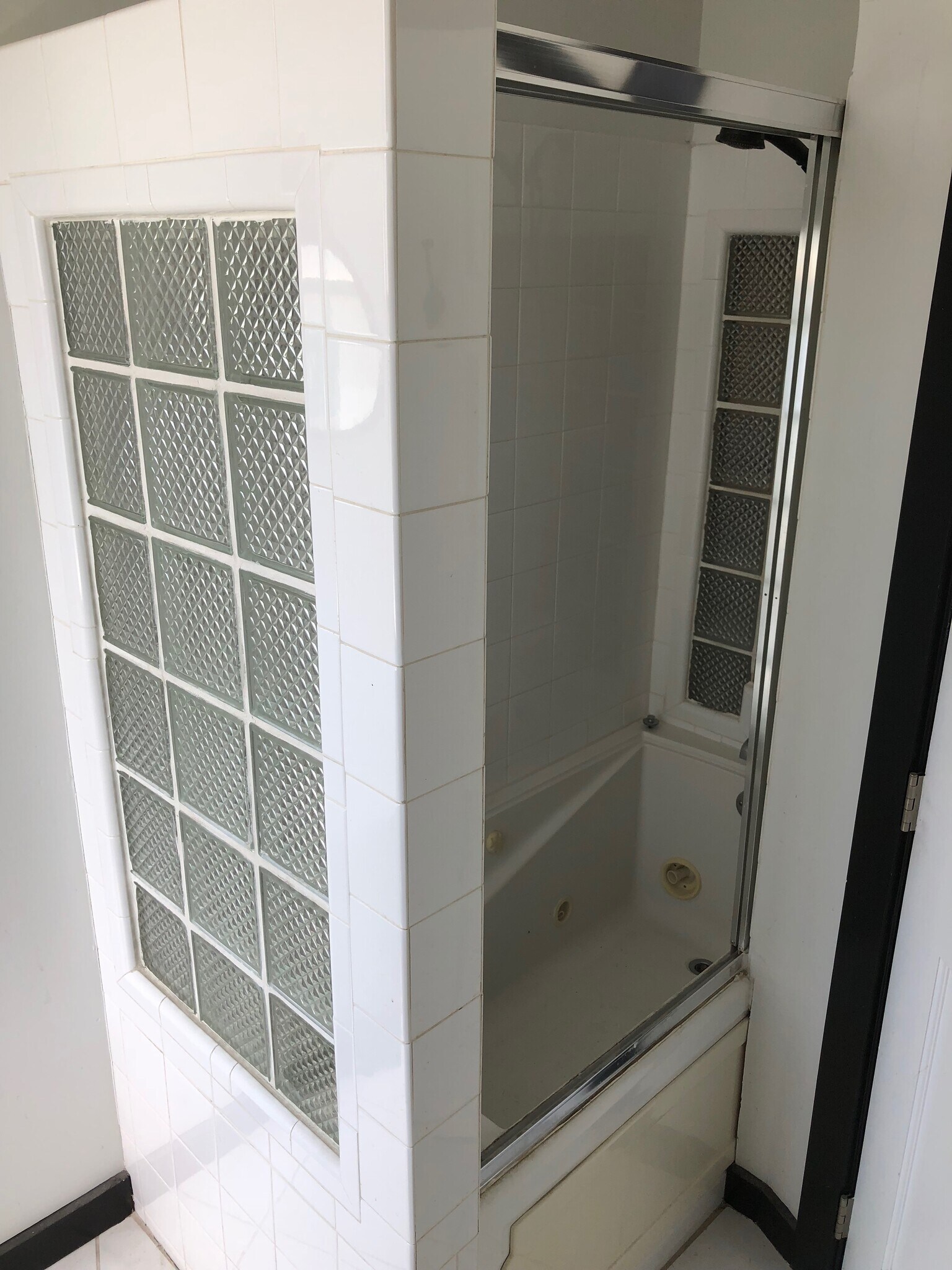 Jacuzzi tub / shower - 845 N 23rd St