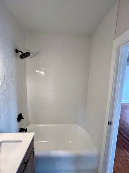 Building Photo - 1148 N Lawndale Ave