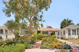 Building Photo - 8020 Regis Way