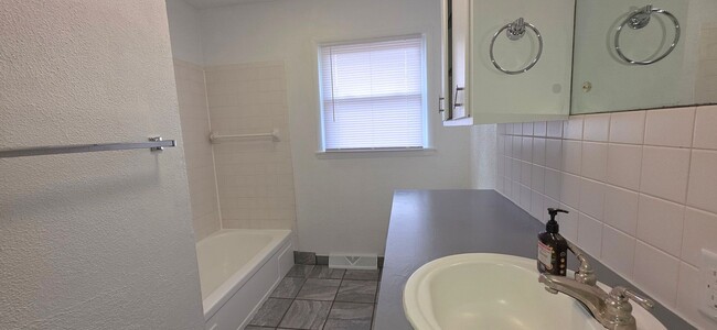 Building Photo - 3 Bedrooms 2 Baths! South Springfield!  $1250  BBBBBBeautiful!!!