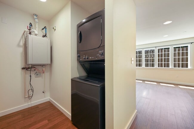 Building Photo - MOVE IN READY NOW! Stylish One-Bedroom A/C...