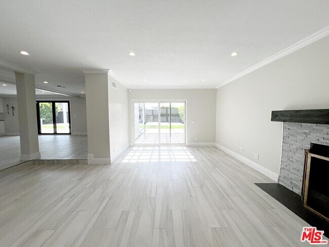 Building Photo - 10758 Cozycroft Ave