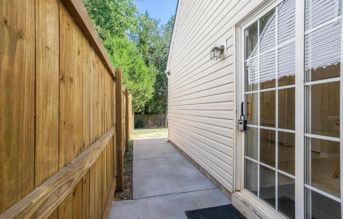 Building Photo - 100 Glenlea Ln