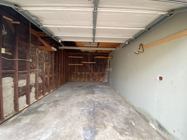 Building Photo - Follow the yellow brick to this Remodeled 2 BD 1 BA House in NE Bakersfield