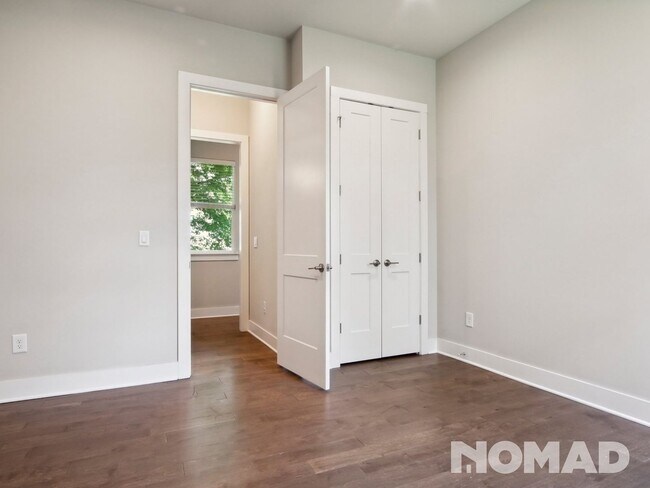 Building Photo - Stunning Modern 2-Bedroom, 2-Bath Apartmen...