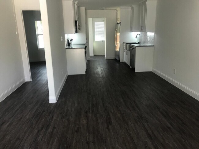 Building Photo - 904 N Bush Ave