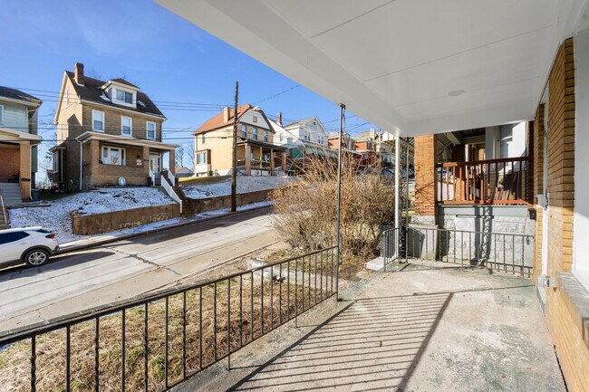 Building Photo - Completely Renovated 3 Bed/1 Bath Home - C...