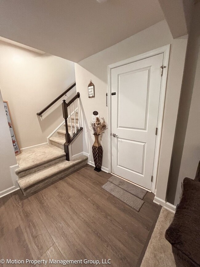 Building Photo - Fully Furnished Townhome!