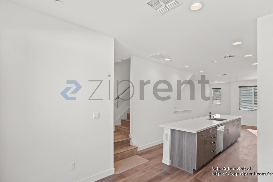 Building Photo - 985 24th St