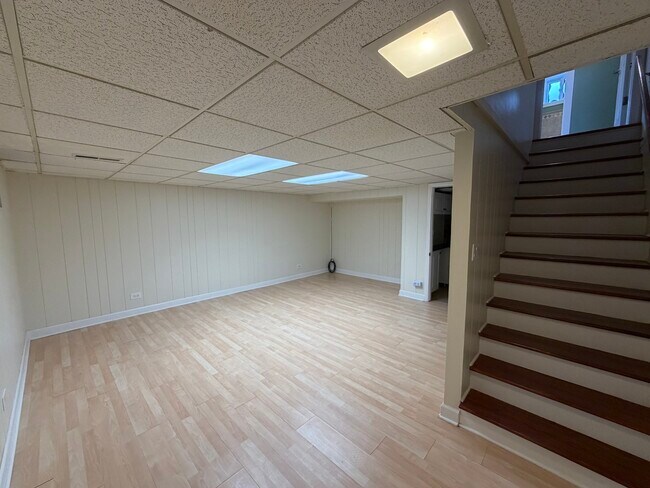 Building Photo - 140 E Northwest Hwy