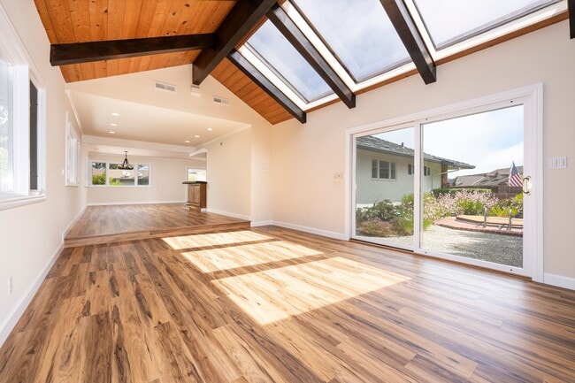 Building Photo - 1394 Manzanita Dr