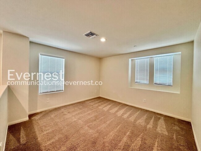 Building Photo - 4 Bed/3 Bath Home with Fenced Yard & Garage / Vouchers Accepted / Available Now!