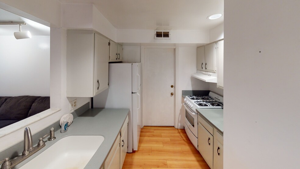 Primary Photo - 96 Sheridan St