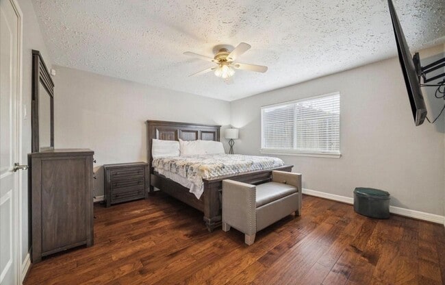 Building Photo - 16147 New Field Dr