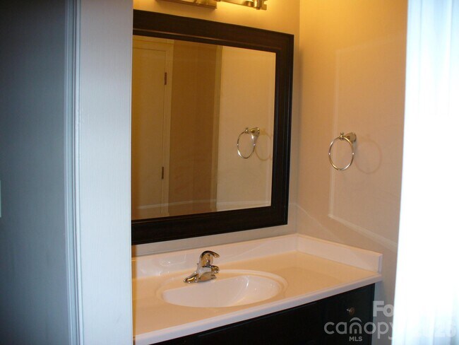 Building Photo - 241 Country Club Dr NE